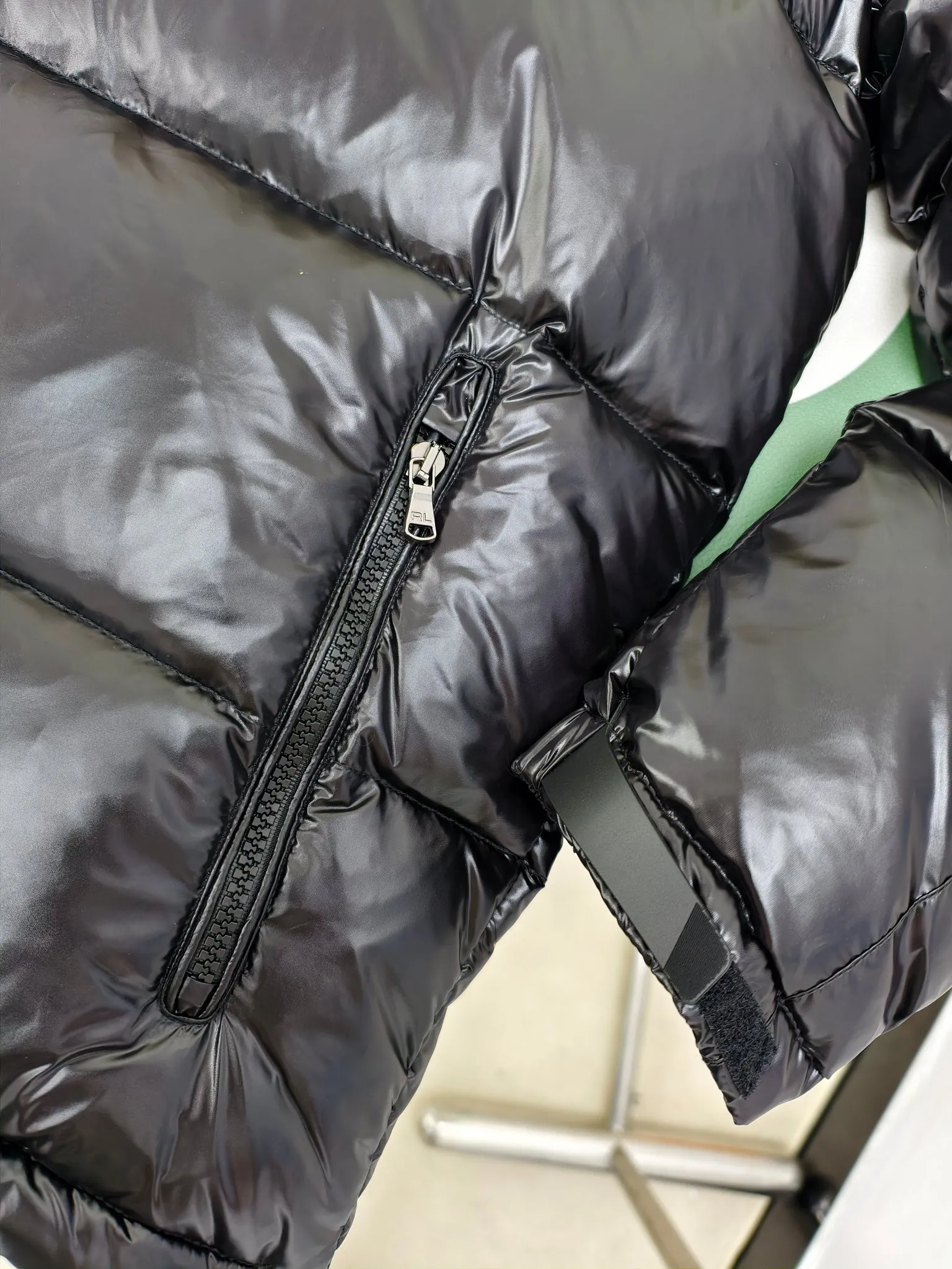 P840 Polo Ralph Lauren 2025 pony embroidered glossy half-turtle collar down jacket, neatly cut to create a smart posture, return to the hustle and bustle of the city. Filled with white duck down, it is warm and comfortable without being bulky, without losing personality and looking low-key! It has a certain sense of hierarchy! Original custom fabric. With a certain sense of color Color: bright black Size: XS-2XL